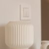 Lámpara de mesa color blanco, realizada en impresión 3d
