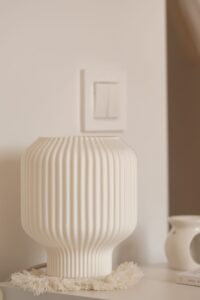 Lámpara de mesa color blanco, realizada en impresión 3d